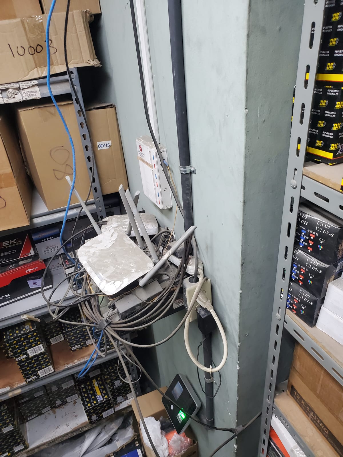 Cables colgando en pared